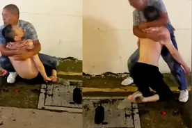 儿子饮酒过量全身瘫软倒地，父亲抱紧泪水打转，无助看四周好心疼视频封面
