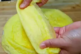 摊鸡蛋皮好吃有技巧，柔软又劲道，薄而且不破，用它卷什么都好吃视频封面