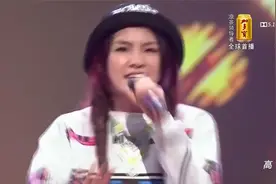 美女个性改编《双截棍》，高音rap样样精通，周杰伦使劲鼓掌！视频封面
