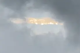 网友拍到奇异天象，天空中现“金龙穿云”神奇景象 网友：好兆头视频封面