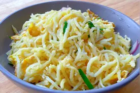 老家蒸土豆丝做法，我这个地方的拿手菜，不粘连不成坨，松散好吃