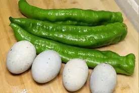 青椒搭配皮蛋是绝配，简单一做，鲜香味美，好吃下饭，吃了还想吃视频封面