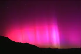 北京迎来极光大爆发，肉眼可见天空红成一片！视频封面