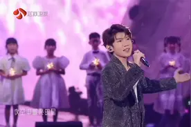 2024江苏卫视跨年演唱会被王源《夜空中最亮的星》唱感动了！