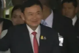 流亡海外15年，泰国前总理他信抵达曼谷后被警方拘留视频封面