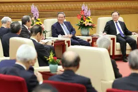李强会见日本经济界访华团视频封面