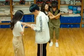 鉴茶护妻名场面，绿茶故意划伤女孩，校草怒了直接一个猛劲撞开她视频封面