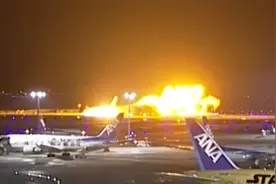 日媒图像还原飞机相撞事故：两机同时获准进跑道 相撞后滑跑拖行视频封面