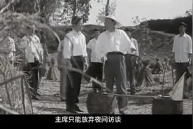 1959年毛主席回韶山前，得知武汉一包烟才一毛二分：买两包来抽抽视频封面