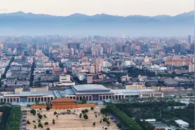 在大明宫遗址公园上空俯瞰西安全貌视频封面