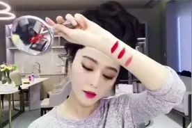 范冰冰竟然直播了，神情尽显老态和疲惫，网友们的弹幕太扎心了