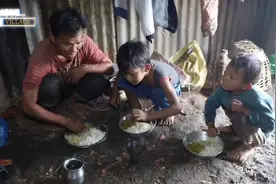 尼泊尔山区父亲独自抚养两个孩子，给孩子们做手抓饭，父爱真伟大