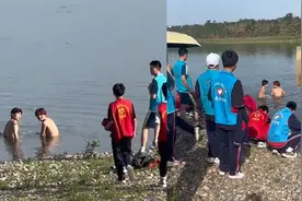 俩小伙在野外光屁股洗澡，志愿者发现后围观劝说，结果下秒太社死视频封面