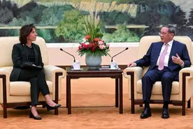 李强在京会见美国商务部长雷蒙多视频封面