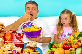 萌娃趣味故事：娜斯佳和爸爸为孩子和全家购买健康食品！视频封面