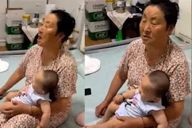 高温天老人误将空调开成制热，坐空调口下满头是汗，网友笑痛肚子视频封面