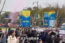 武汉马拉松结束，外国人包揽全部奖项，巨额奖金砸出武汉硬实力！视频封面