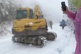 景区内挖掘机打滑撞向人群 一游客避让时受伤 当事人：将投诉景区