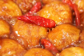 油面筋塞肉新吃法，汤汁拌饭老公能吃五碗，出锅就香味扑鼻