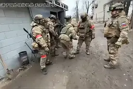 难得一见的俄军精锐突击小队，全程记录跟拍下拿下乌军阵地全过程视频封面