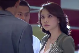 富婆瞧不起售货员，怒摔柜台手镯，得知赔偿金额后哭了视频封面