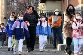 孩子班里不少同学发烧了，是否应该及时停课？天津明确标准视频封面