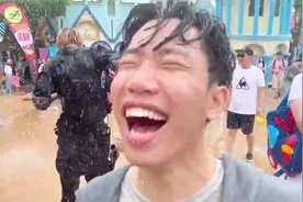 爸爸带宝蓝他们在游乐场游玩，穿上雨衣打水枪，真是太有意思了！视频封面
