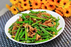 芹菜炒粉条，粉条如何不粘锅，芹菜怎样保持翠绿，教你正确做法视频封面