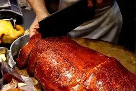 香港人从不缺极品烧腊，几十种烧肉不同的斩法，突出一个快准狠