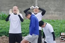 范志毅笑死我！脚陷泥潭出不来，一个猛发力摔成四脚朝天视频封面