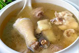 人参鸡汤这样炖，汤清味浓营养不流失，做法简单暖心又暖胃视频封面