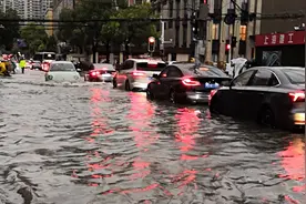 雷声阵阵！上海暴雨部分区域开车如开船，官方提示：没下班的别急视频封面