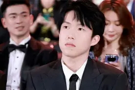 微博之夜：王楚钦一出场，人气立马碾压娱乐圈男顶流，欢呼声巨大
