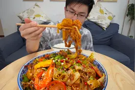 做法巨简单的麻辣香锅，又麻又辣贼入味，配碗米饭无敌了视频封面