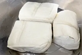 豆腐隔一天就变酸？教你一招，这样放半个月依然新鲜，方法太棒了视频封面