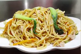 大厨教你肉丝炒面的正确做法，肉丝滑嫩，面条劲道，太香了！