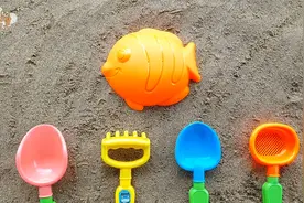 小男孩喜欢的沙滩上挖沙玩具搭建小城堡的亲子玩具游戏视频封面