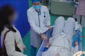 吃完雪糕又吃辣条，十岁女孩口吐鲜血，被送往医院抢救视频封面