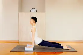 1招挺拔身姿，瑜伽上犬式每天2分钟，伸展身体前侧，改善驼背