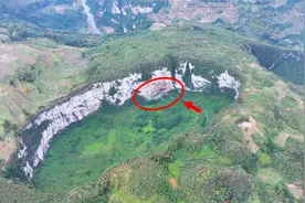 云南深山发现一巨型天坑，坑底至今还居住着4户人家，如世外桃源视频封面