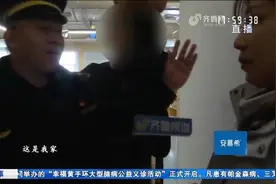 邻居在楼道私装门，占用公共区域堵住消防栓，见记者上门大骂撵人视频封面