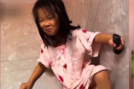 家里现身“蜘蛛侠”！女孩“飞檐走壁”看电视，轻松展示如何上墙视频封面
