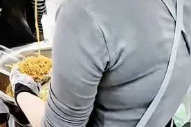 肥娟小吃店没有买到薯条的小孩哭了，肥娟不停的道歉给小朋友发糖视频封面