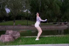 中秋快乐！河南一美女河边尬舞绝了，简单又好看火辣辣的很啊视频封面