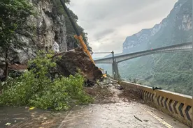 国道319重庆武隆段发生山体垮塌，道路中断视频封面