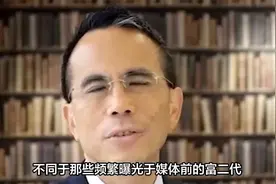 60岁李泽钜近照曝光，两鬓斑白双眼呆滞，抗压能力不如女儿李思德视频封面