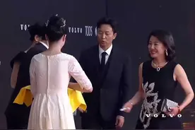 仅一岁之差！50岁梅婷同框49岁刘琳，谁有气质一眼皆知视频封面