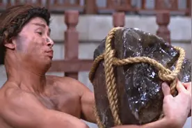 和尚每天往井里扔石头，只为砸出水花洗头，岂料洗了3年练出神功视频封面