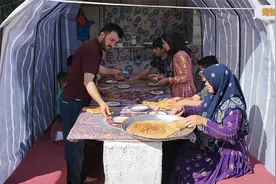 游牧生活，爸爸休假回来搭建餐厅篷顶，在餐桌上享用美味午餐视频封面