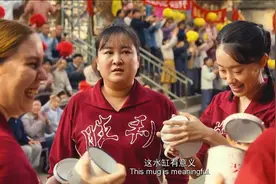 玉梅受伤不能参赛打排球，贾玲上场，结果刚发球就尴尬了！